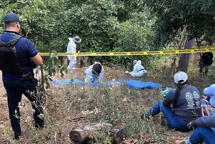 Madres buscadoras encuentran osamenta en fosa clandestina de Uruapan
