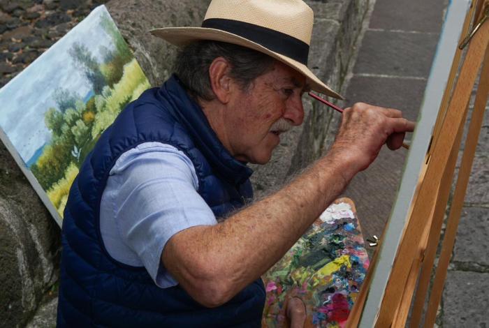 Maestro Agustín Torres convierte la Calzada de San Diego en un aula de arte al aire libre