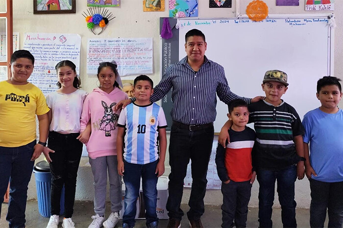 Maestro galardonado refuerza labor pedagógica con el Juego de Pelota Purépecha, en Patambicho