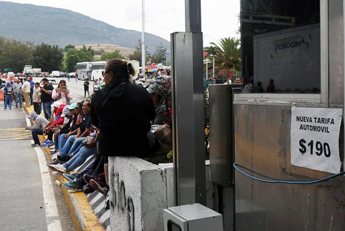 Maestros continúan protestas y toman casetas de peaje en distintas autopistas