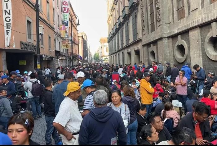 Maestros de la CNTE bloquean conferencia de Sheinbaum