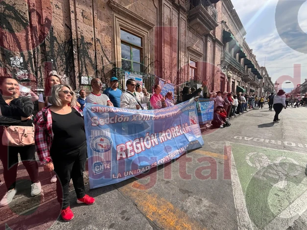 Maestros protestan durante desfile de la Primavera en Morelia