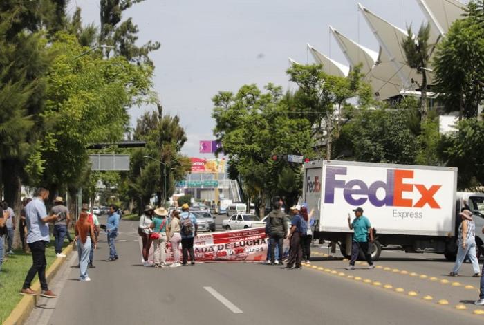 Maestros retienen unidad FedEx y cierran av. Camelinas; bancos de la torre financiera siguen cerrados