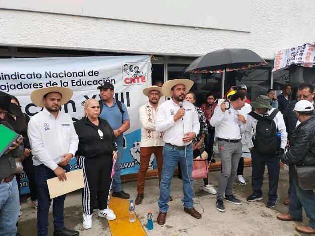 Magisterio se manifiesta en la SEE; no descartan bloqueo de vialidades