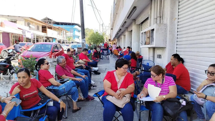 Magisterio y normalistas colapsan Morelia, bloquean vialidades y cierran oficinas de rentas en Michoacán