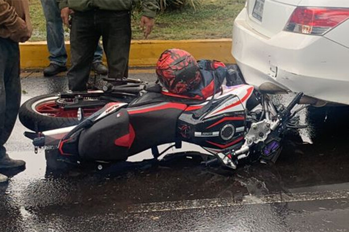 Mal día para andar en moto en Apatzingán: tres lesionados en los respectivos accidentes