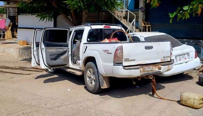 Malosos se enfrentan a policías y marinos en LC