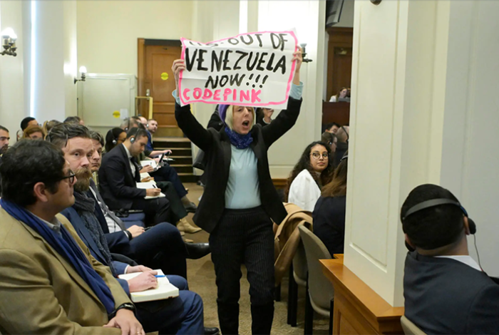 Manifestante irrumpe en la OEA y acusa a EUA de actuar en Venezuela sólo por el petróleo