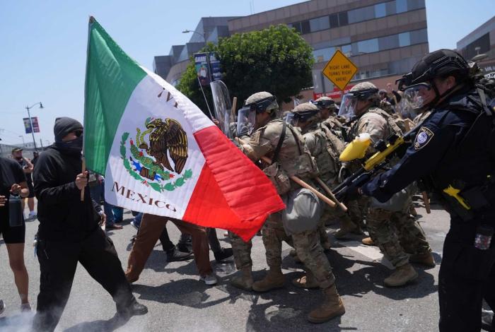 Manifestantes antiTrump queman taxis y seis patrullas policíacas