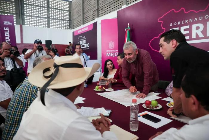 Mantiene Bedolla cercanía con la gente en audiencia pública en Múgica