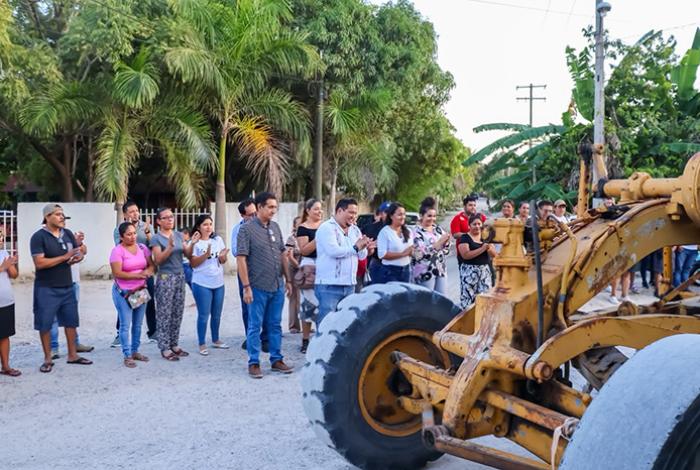 Manuel Esquivel da inicio a pavimentación de avenida Palmira, en Las Guacamayas
