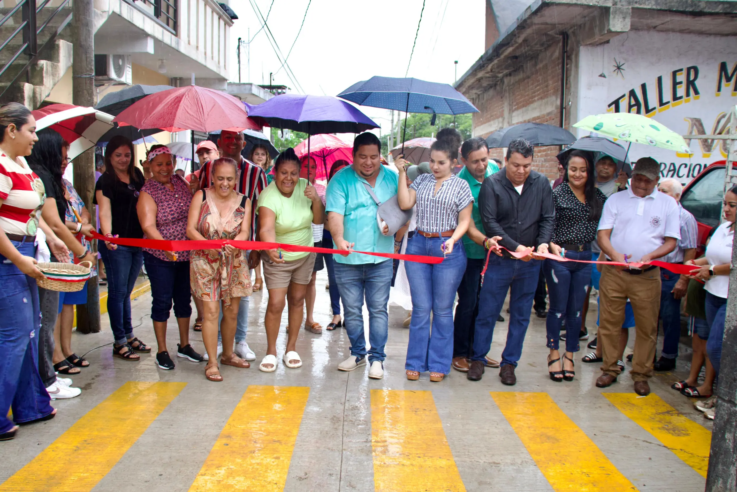 Manuel Esquivel Inaugura Andador en Colonia 5 de Mayo 