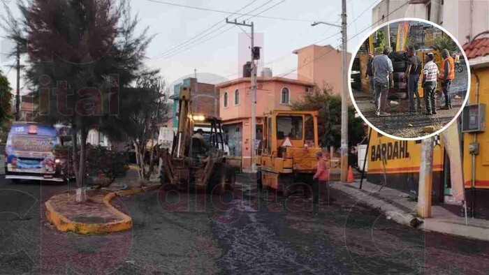 Maquina repara baches, vuelca con un bache en Tarimbaro