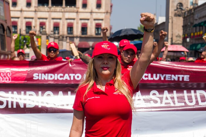 Marchan sindicatos de trabajadores de la salud en Morelia