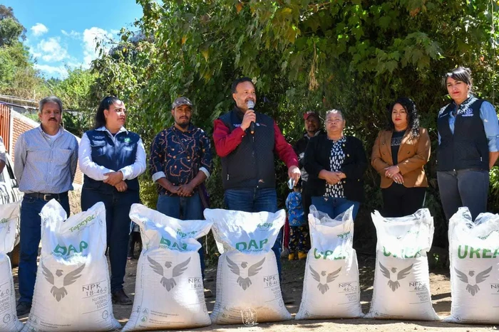 Más apoyo para el campo: Julio Arreola entrega fertilizante a productores de Condémbaro