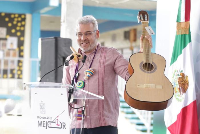 Más de 10 mil guitarras de Paracho llegarán a secundarias de Michoacán: Bedolla