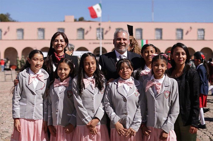 Más de 11 mil escuelas conmemoran el Día de la Bandera en Michoacán