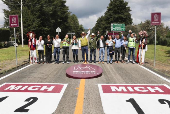 Más de 14 mil beneficiados en Charapan y Los Reyes con rehabilitación carretera: Bedolla