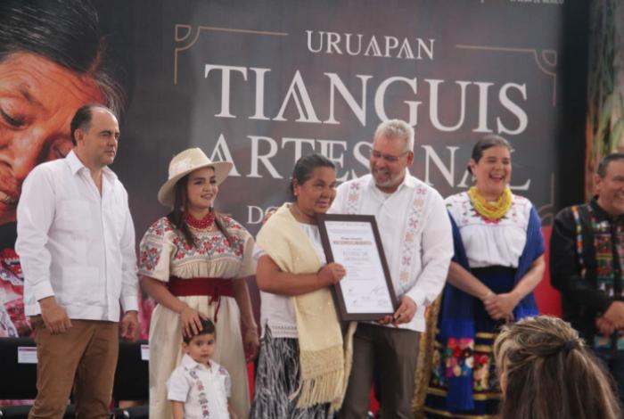 Más de 1,500 artesanos dan vida al Tianguis Artesanal de Uruapan; llaman a evitar el regateo
