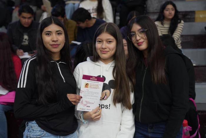 Más de 200 mil alumnos de prepa y universidad ya tienen becas en Michoacán