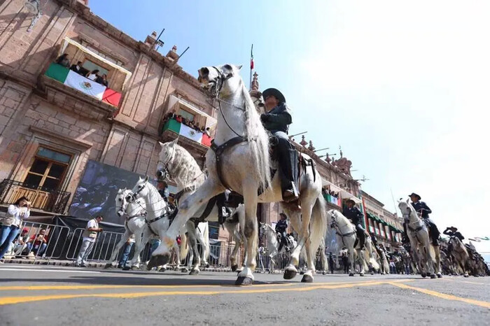 Más de 6 mil marcharon en Morelia por el 214 aniversario del inicio de la lucha de Independencia