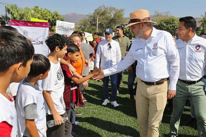 Más espacios deportivos para prevenir la violencia; Bedolla inaugura cancha de futbol 7 en Apatzingán