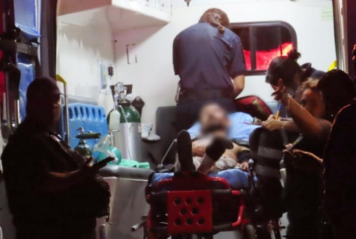 Masculino baleado muere a bordo de una ambulancia, en Jacona