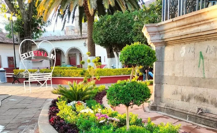 Mejoran imagen urbana en Morelos, con la instalación de jardineras en la plaza principal