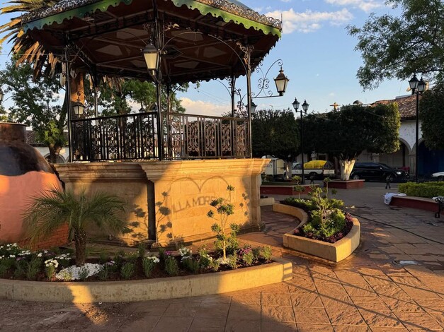 Mejoran imagen urbana en Morelos, con la instalación de jardineras en la plaza principal