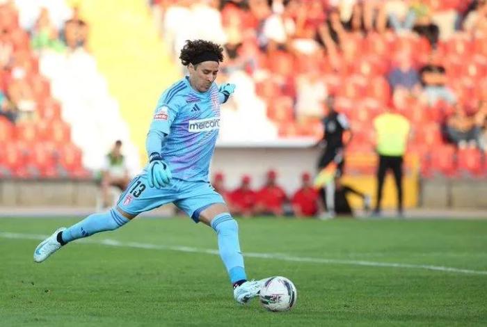 Memo Ochoa sigue sin equipo en Europa