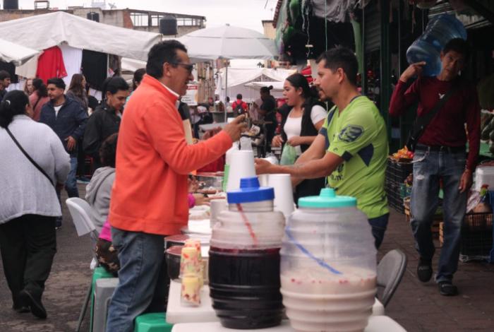 Mercado de San Juan de Morelia celebra 60 años de tradición, entre flores, música y vendimia