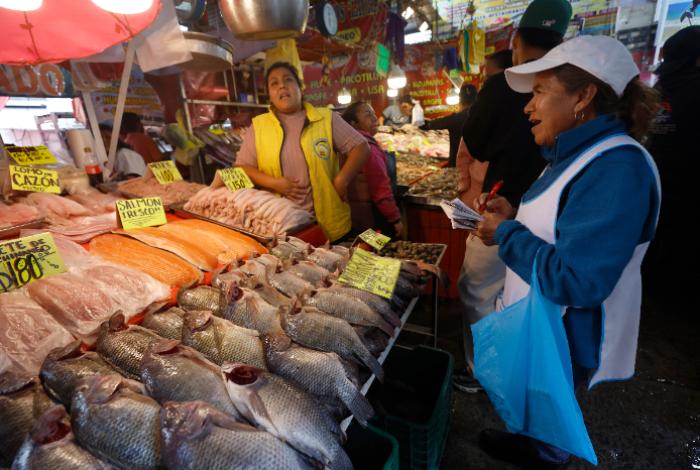 Mexicanos acuden a mercados locales para esquivar la inflación