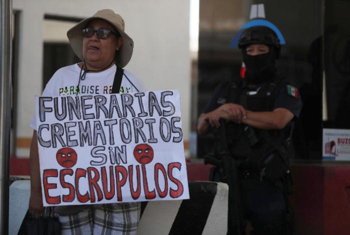 Mexicanos toman cruce fronterizo a un mes de hallazgo de cadáveres hacinados en crematorio