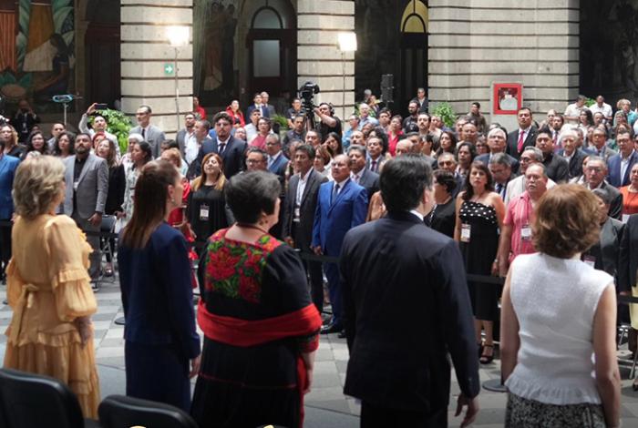 México anuncia alza salarial del 9 % a docentes en medio de protestas por Día del Maestro