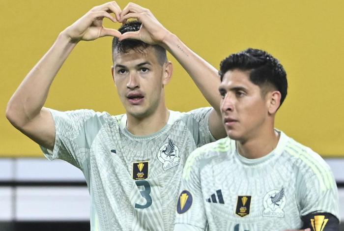 México doblega a Surinam y es líder del Grupo A en Copa Oro