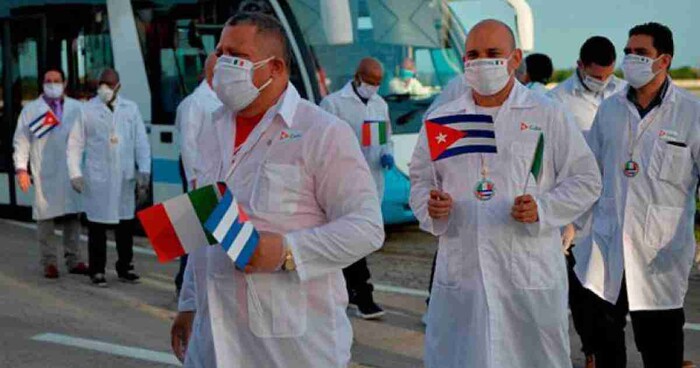 México firma convenio con Cuba para contratar a 2 mil 700 médicos más