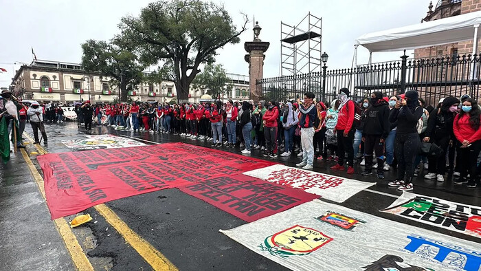 México, una fosa común con Himno Nacional; marchan por 43 de Ayotzinapa