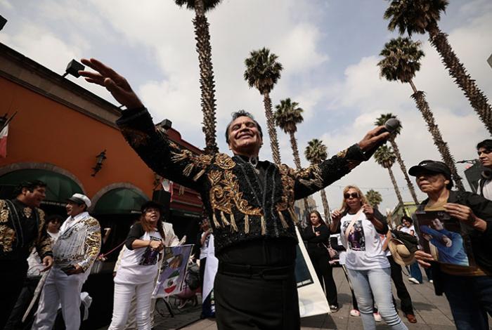 México vuelve a cantarle a Juan Gabriel a 10 años de su muerte