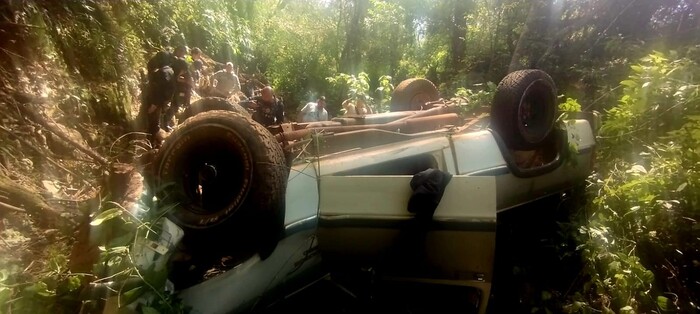 #Michoacán | Adolescente vuelca en su camioneta y termina al fondo de un barranco