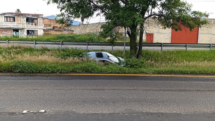 #Michoacán | Auto se accidenta en la Morelia-Pátzcuaro 