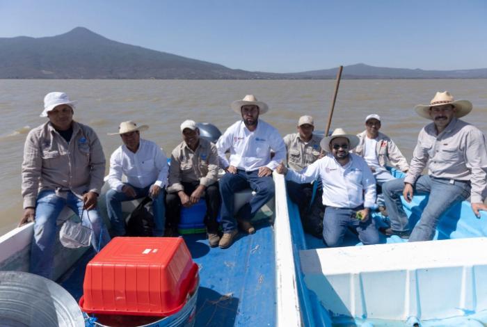 Michoacán busca sembrar vida con 200 mil peces nativos en el lago de Pátzcuaro