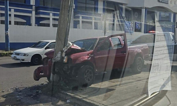 #Michoacán | Camioneta contra un poste, frente a la plaza de toros de Uruapan; un herido 