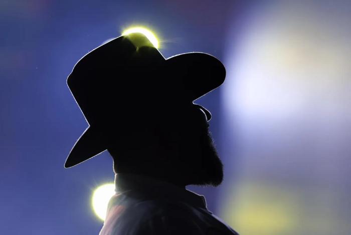 Michoacán: Carín León sí cantó “El Tóxico”, letra que normaliza violencia contra mujeres