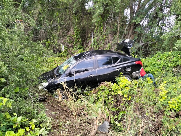 #Michoacán | Coche vuelca en la Siglo XXI, su chofer resulta ileso