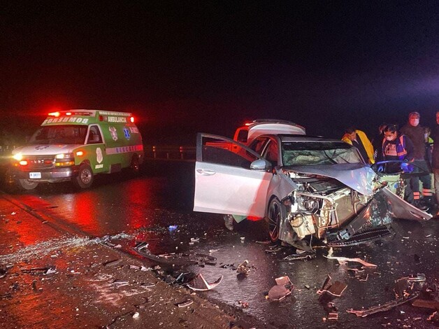 #Michoacán | Dos personas quedan prensadas tras choque frontal, en la autopista Siglo XXI