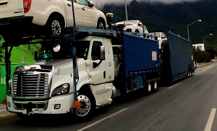 #Michoacán | Empistolados roba camioneta nueva que era trasladad en camión nodriza, en la caseta Chapultepec