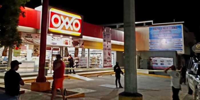 #Michoacán | Joven es ultimado a tiros frente al Oxxo de Aquila