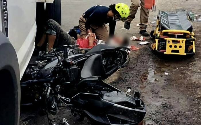 #Michoacán | Joven motociclista herido tras impactarse con una camioneta en Zamora