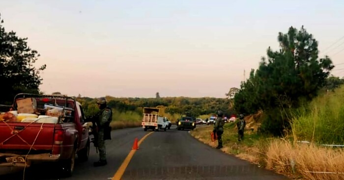 #Michoacán | Localizan cadáver con narcomensaje en la carretera Uruapan-Lombardía 