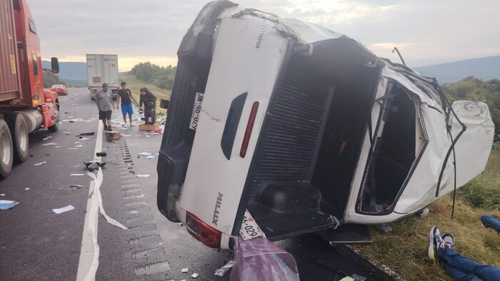 #Michoacán | Un muerto y cuatro heridos saldo de fatal volcadura en la autopista México – Guadalajara